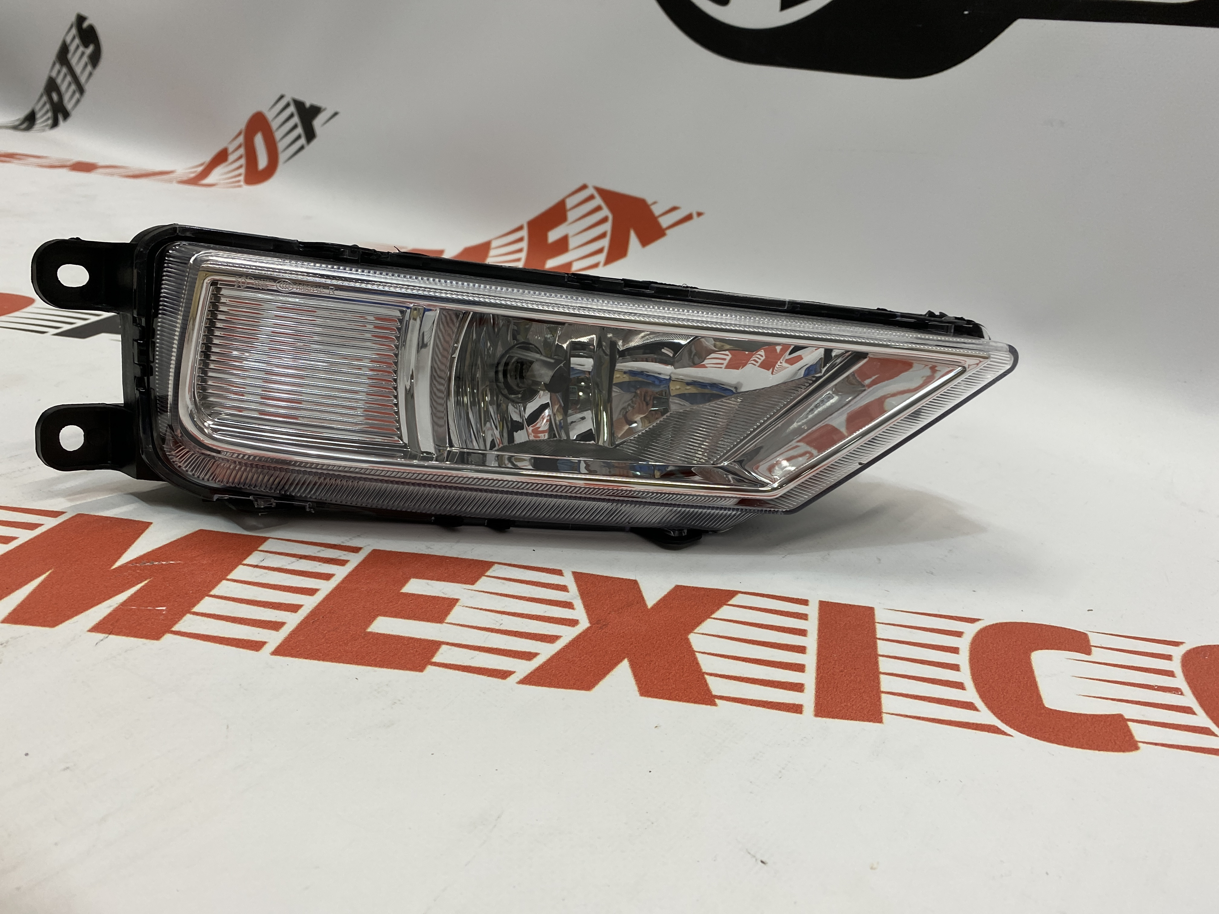 Протитуманна фара права Volkswagen Tiguan 2017-2020 (5NL-941-700), аналог