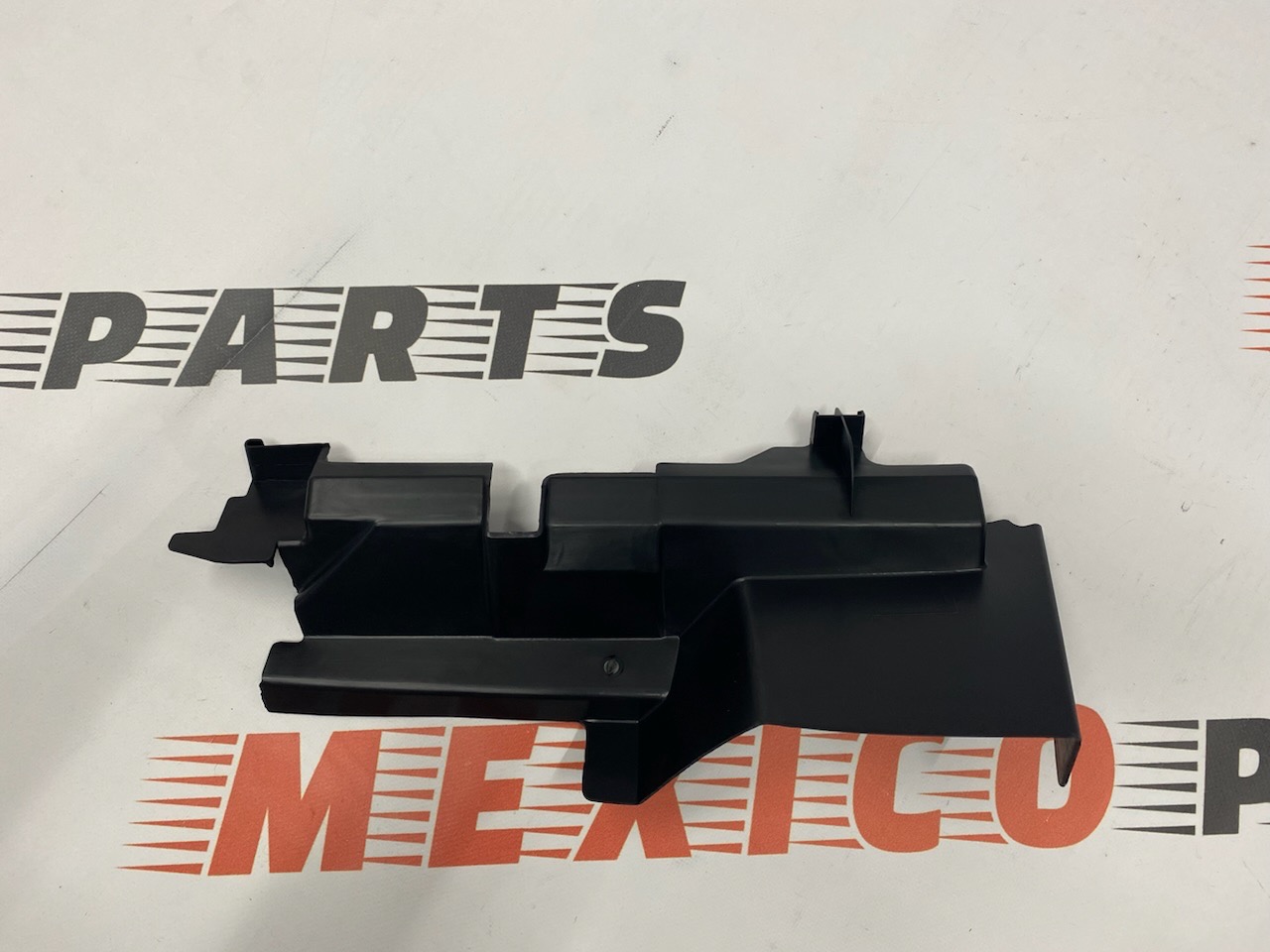 Дефлектор радіатора лівий 1.0 Ford Focus 2012-2019  (F1EB8311FA) аналог