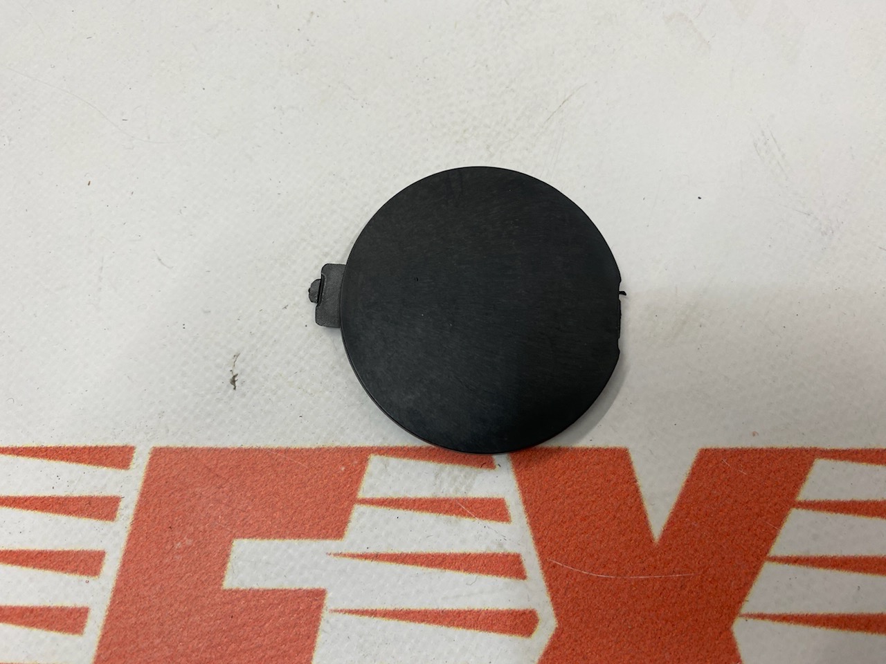 Заглушка крюка переднего бампера Mazda CX5 2012-2016 (KD4550A12BB), аналог