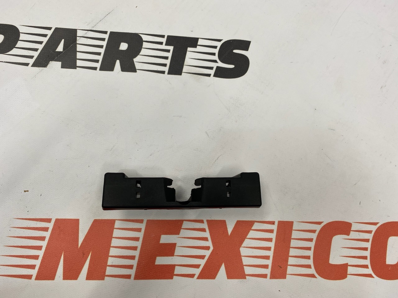 Пластик замка капота Mazda CX-5 2011-2022 (KD5356627), аналог