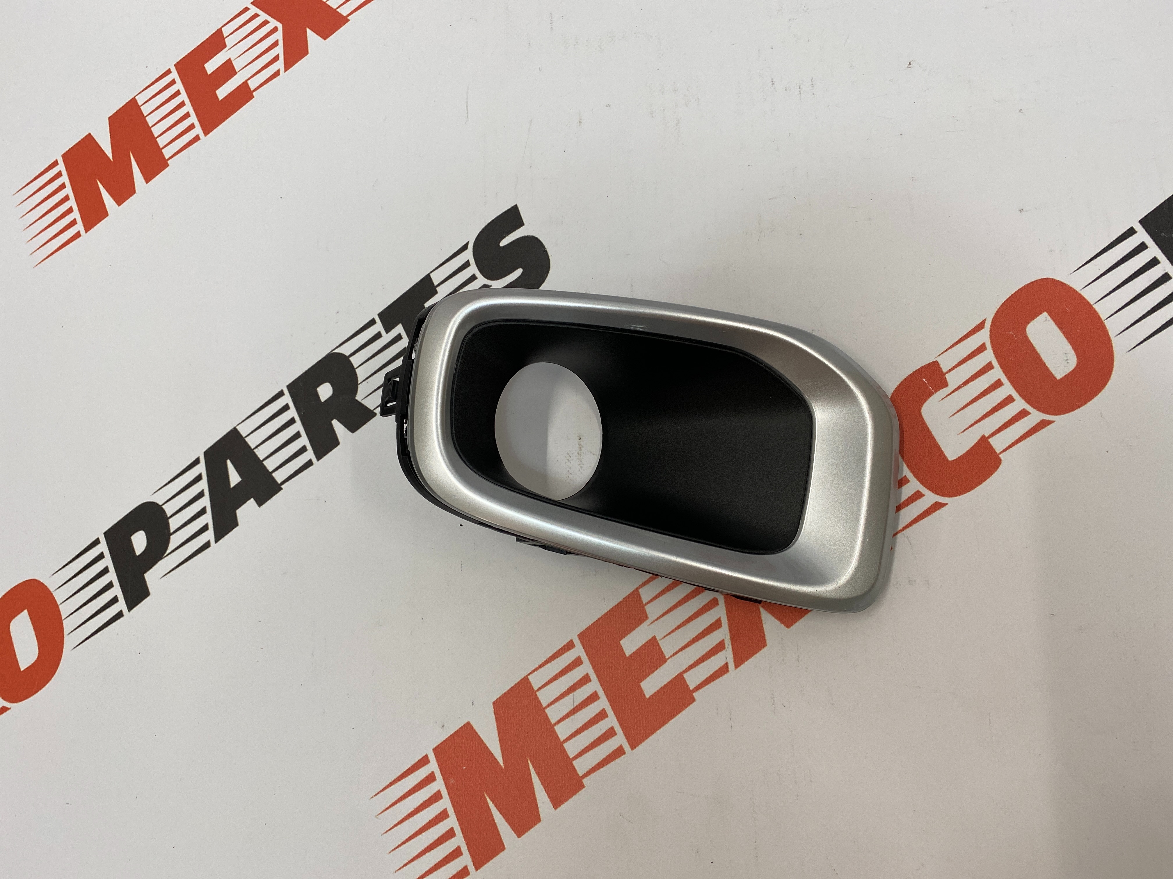 Рамка противотуманной фары правая (серая) Jeep Renegade 2015-2018 (5XB28XS9AA), аналог