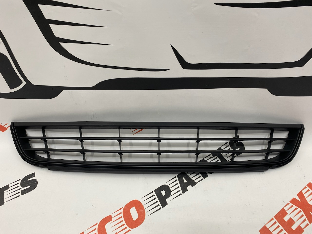 Решітка переднього бампера чорна Volkswagen Jetta 2012-2015 (5C68536779B9), аналог
