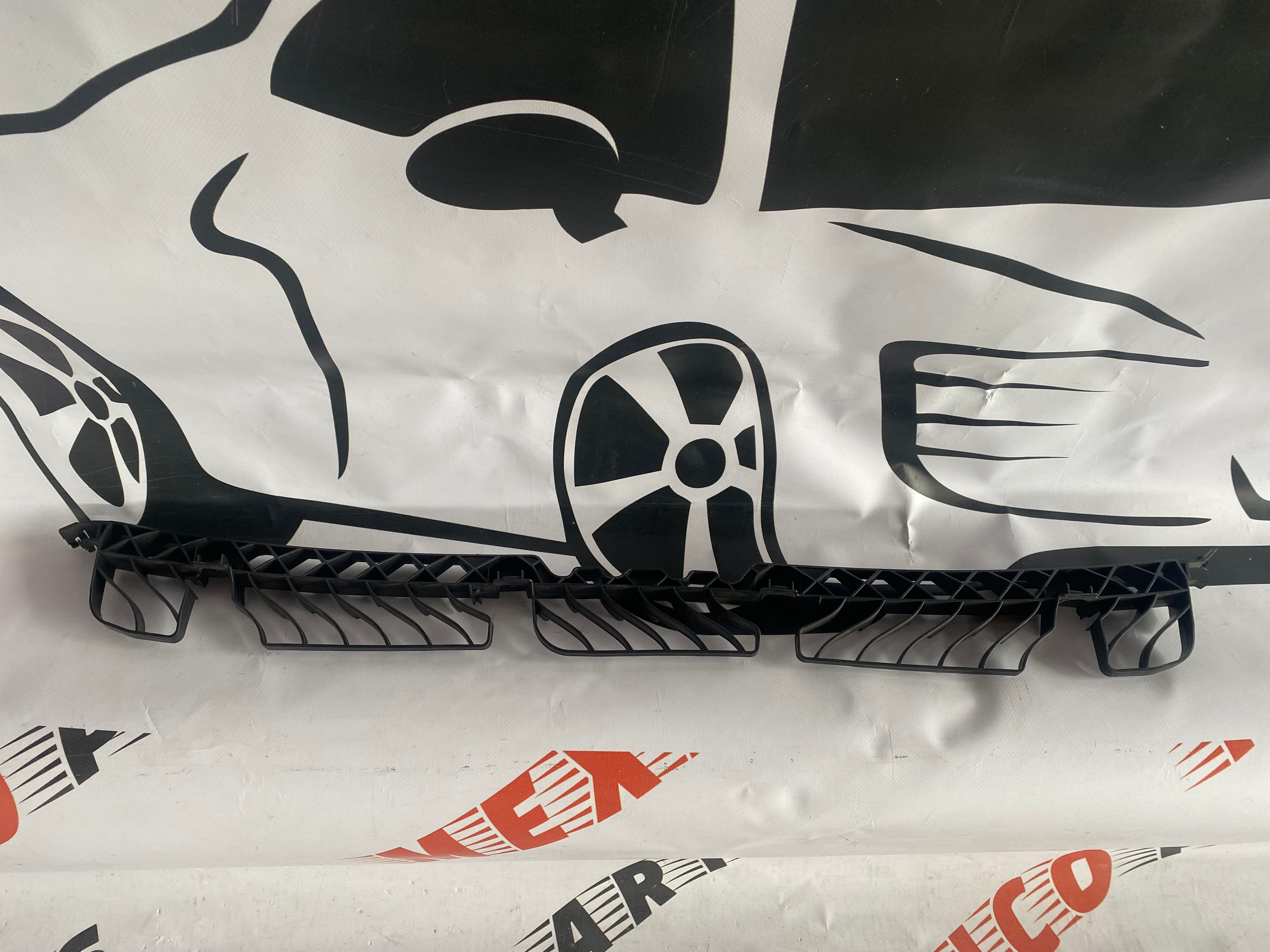 Кріплення решітки радіатора центр Volkswagen Passat B8 2016-2018 (561805706C), аналог