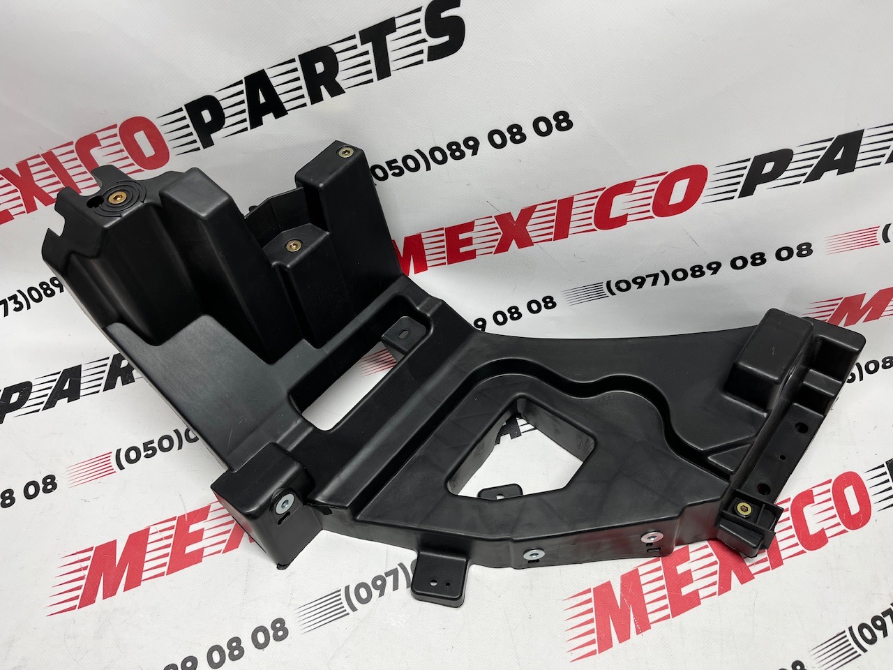 Крепление фары правое Tesla Model X 2015-2020 (104361200f), аналог