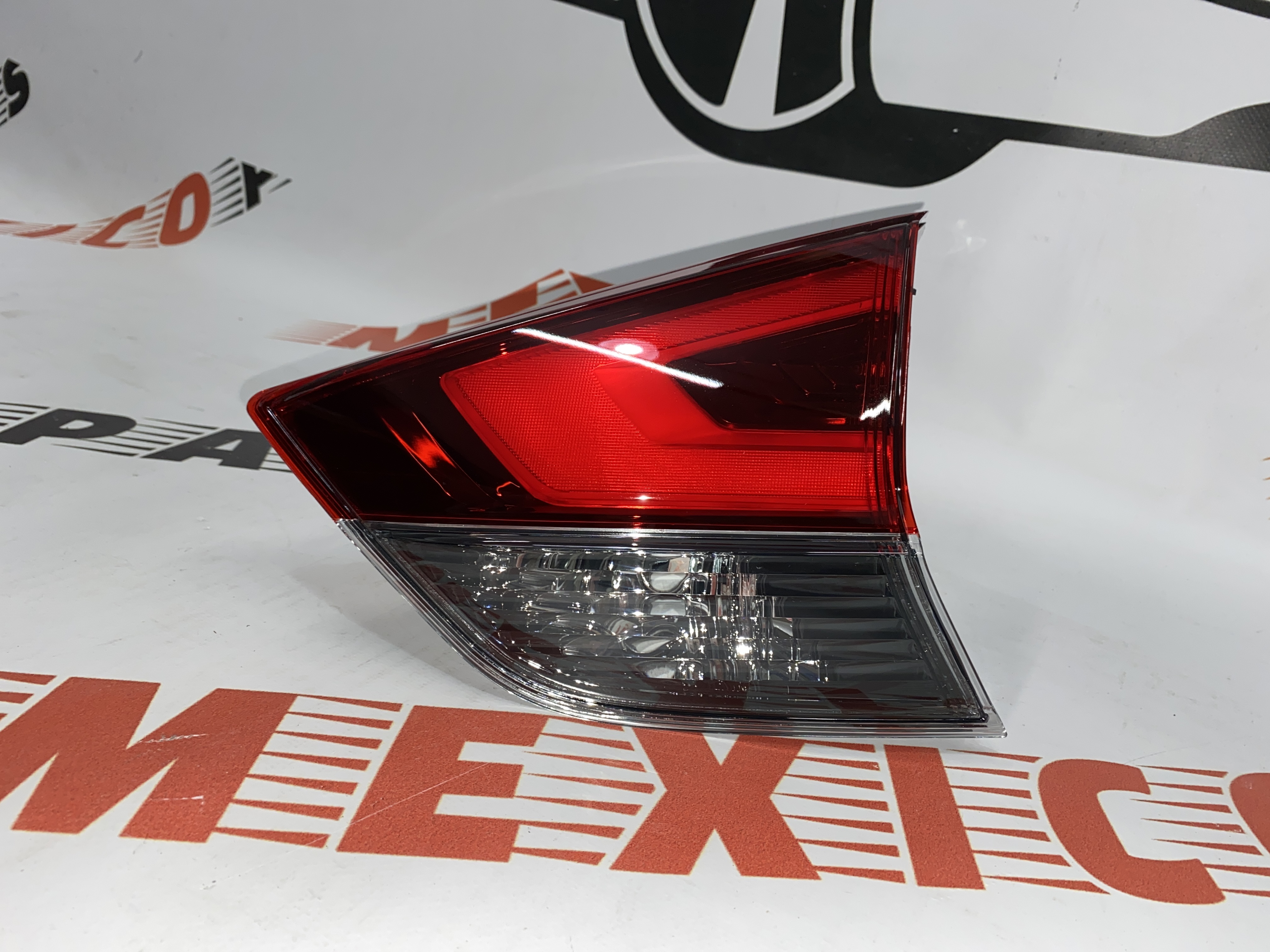 Ліхтар внутрішній правий LED  Nissan X-Trail(Rogue) 2017-2020 (265506FL5A), аналог