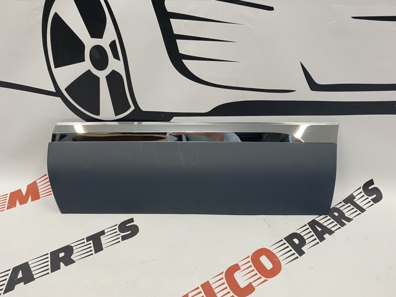 Накладка на задні ліві двері Volkswagen Touareg  2011-2018 (7P6854949HGRU), аналог