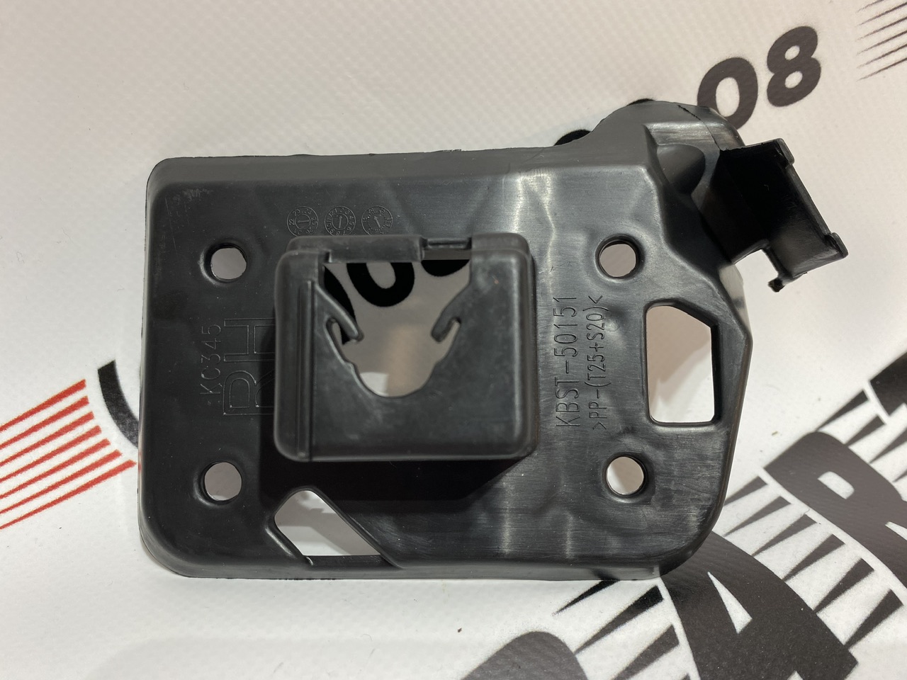Крепление решетки правое Mazda CX-5 2022- (KSD450151), аналог