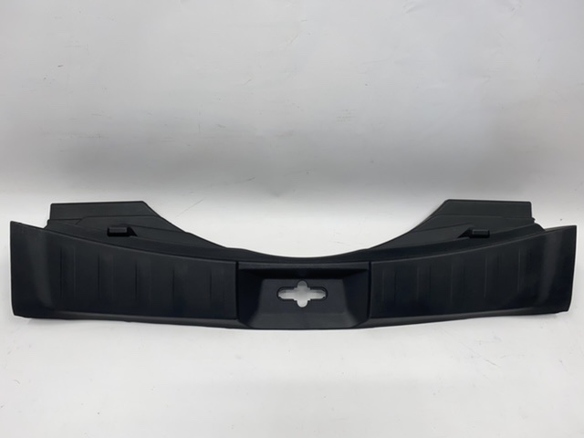 Накладка замка кришки багажника  Nissan X-Trail(Rogue) 2014-2020, аналог