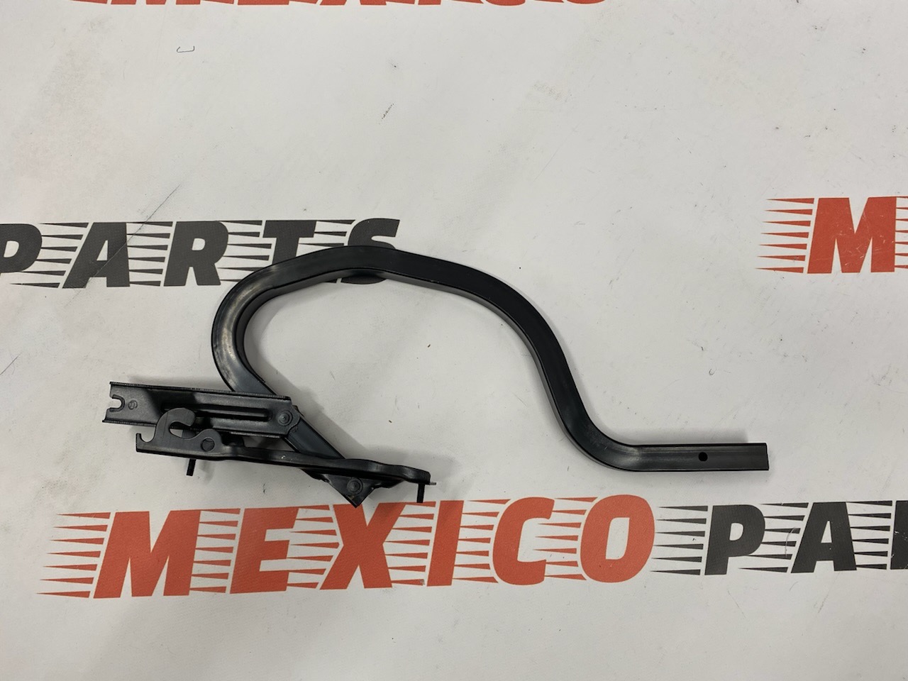 Петля крышки багажника левая Mazda 3 2013-2018 (B45A52720B), аналог