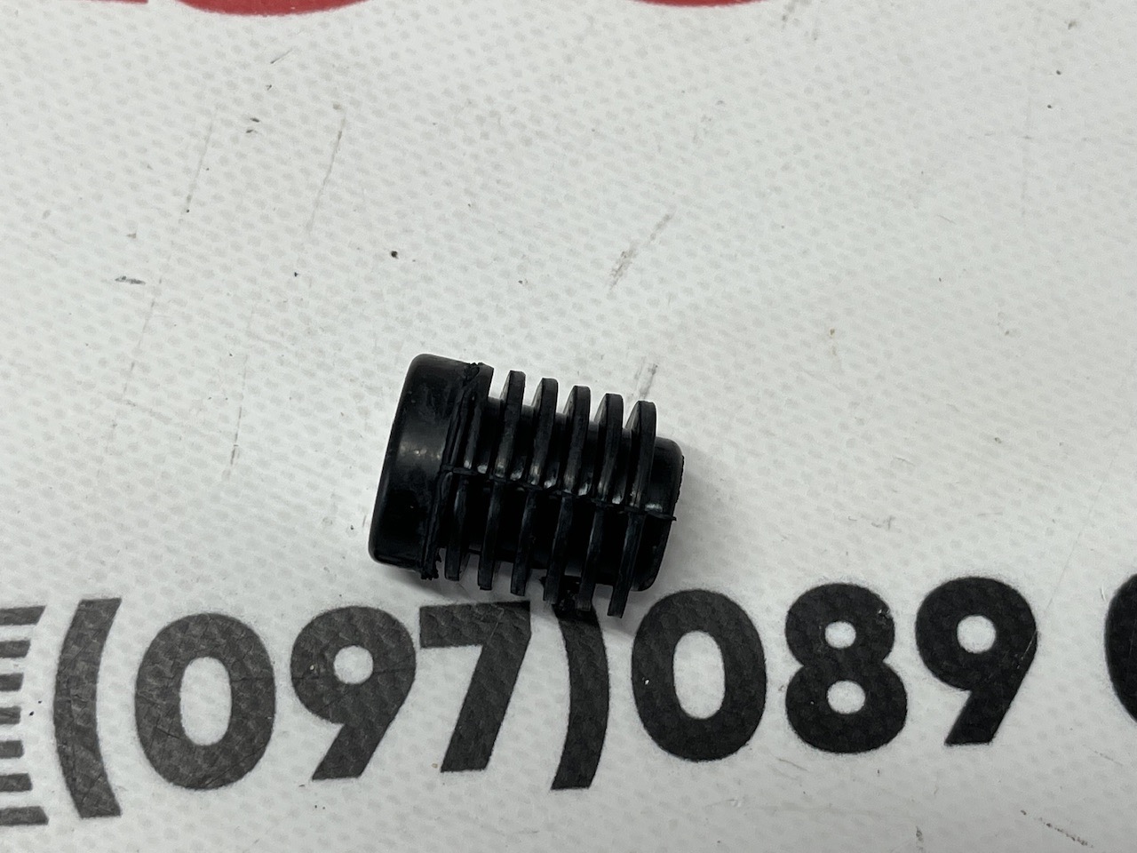 Отбойник крышки багажника Tesla Model 3 2021-2023 (6007220-00-B), аналог