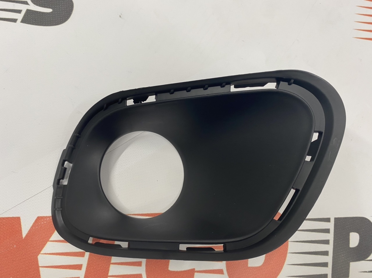 Рамка противотуманной фары правая Jeep Cherokee KL 2014-2018 (68203220AA), аналог