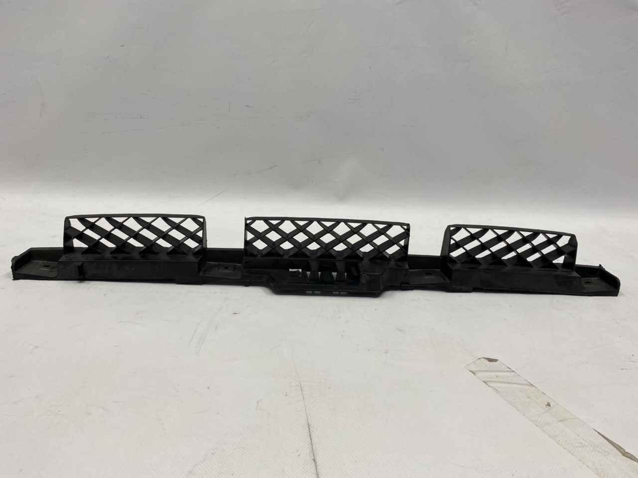 Кріплення заднього бампера центр Volkswagen Passat B7 2012-2015 (561807863A), аналог