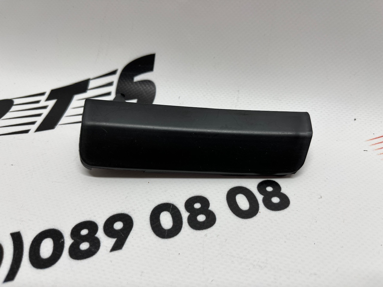 Заглушка буксирувального гака ліва в бампер Toyota RAV4 2019-2021 (5243842901), аналог