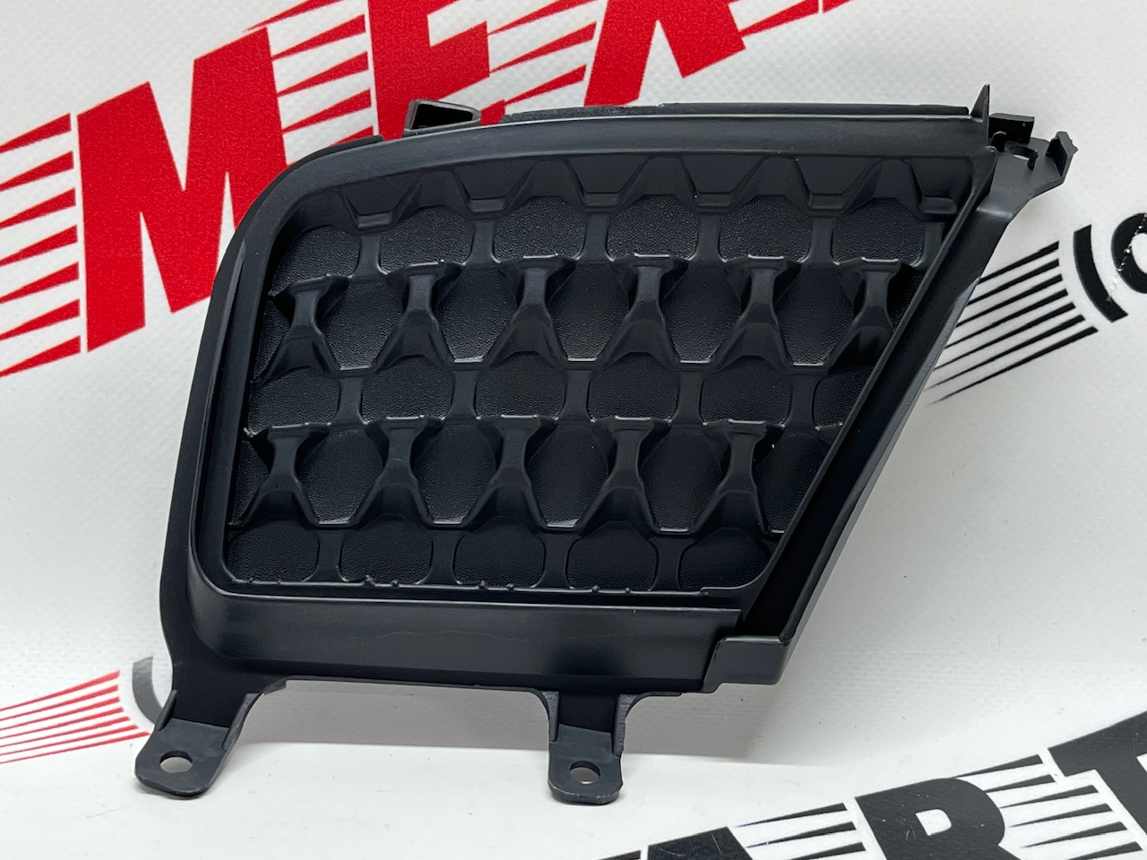 Заглушка решетки переднего бампера правая Jeep Cherokee Trailhawk 2019-(68306668AA), аналог