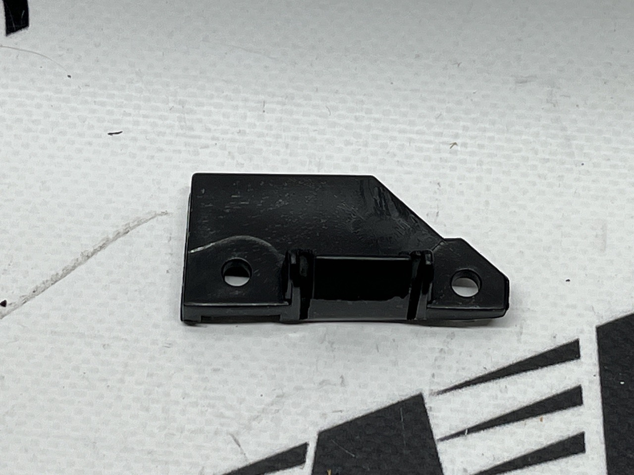 Крепление переднего бампера левое маленькое Tesla Model 3 2024-(1734299-00-H), аналог