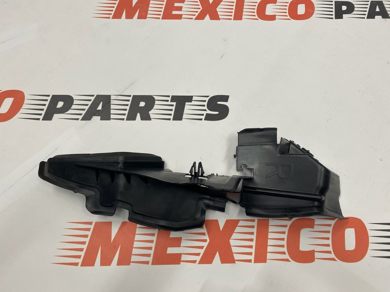 Дефлектор радіатора правий 1.6  Ford Focus 2012-2019 (F1EB8338AB), аналог