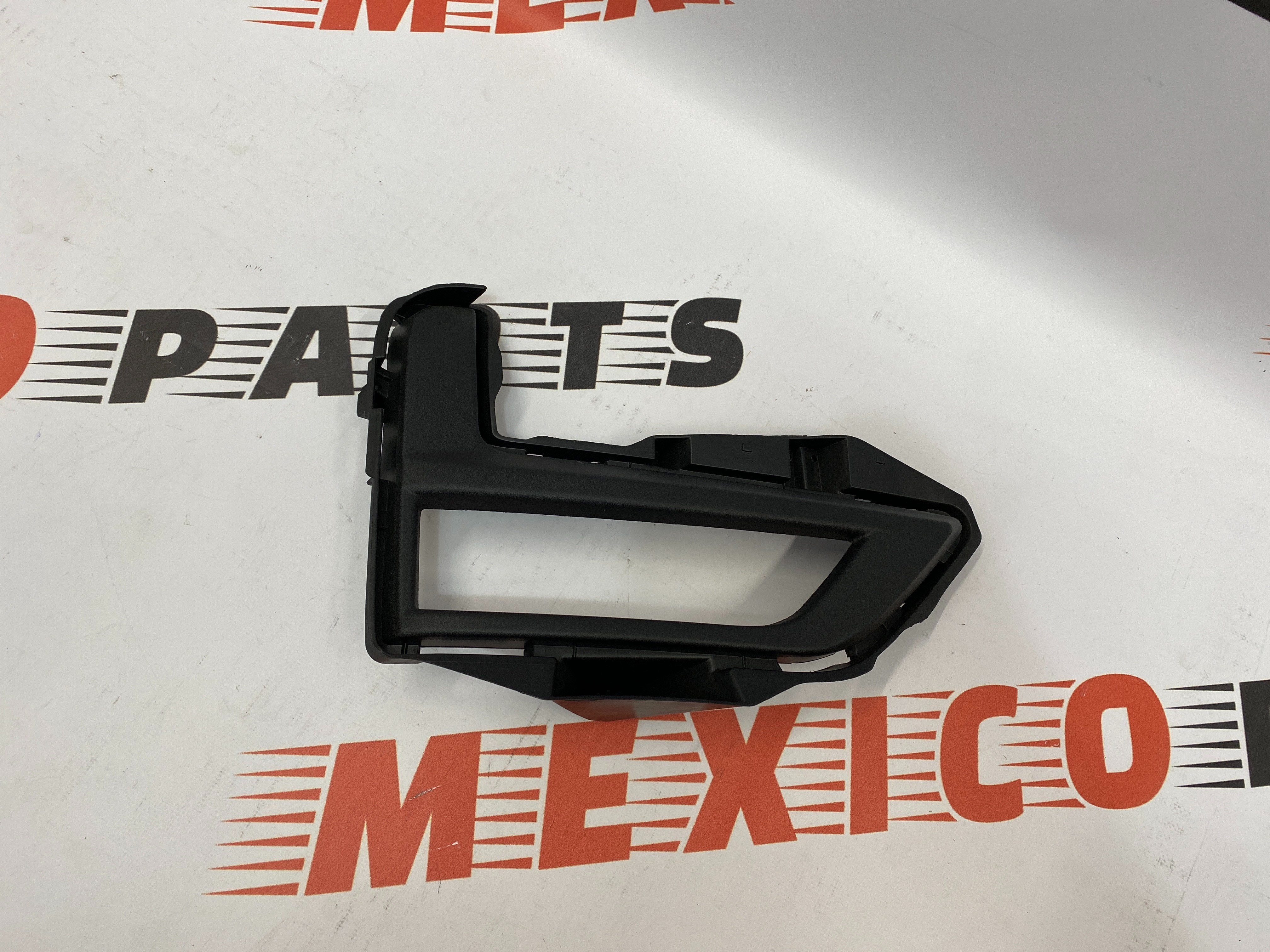 Рамка протитуманної фари права Nissan X-Trail(Rogue) 2017-2020 ( 62256-6FL0B), аналог