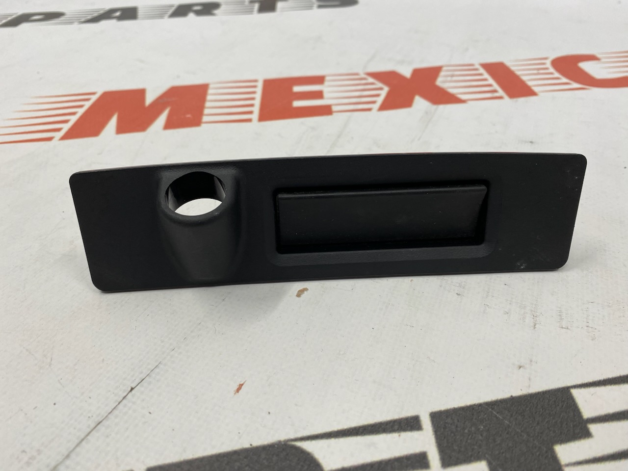 Ручка крышки багажника без камеры Tesla Model 3 2017-2023  (109594900E), аналог