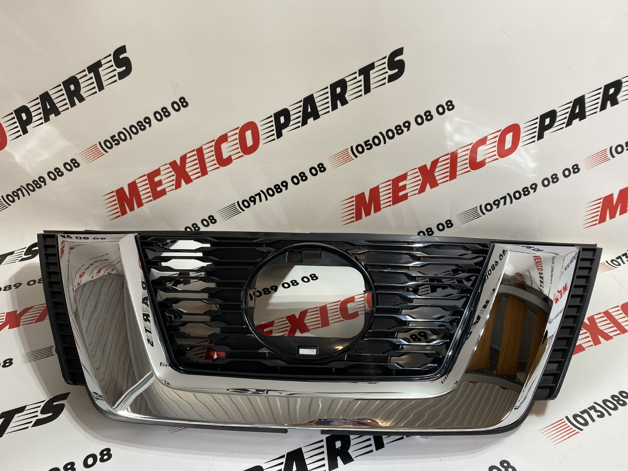 Решітка радіатора під круглий дістрон Nissan X-Trail(Rogue) 2017-2020 ( 623109TG0B), аналог