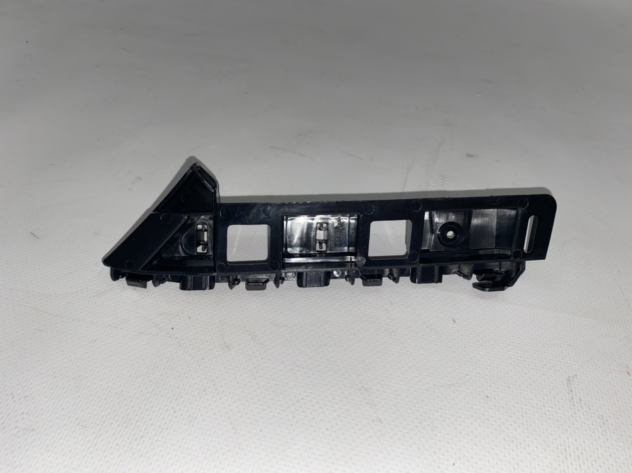 Кріплення переднього бампера ліве Volkswagen Passat B7 2012-2015 (561807183A), аналог