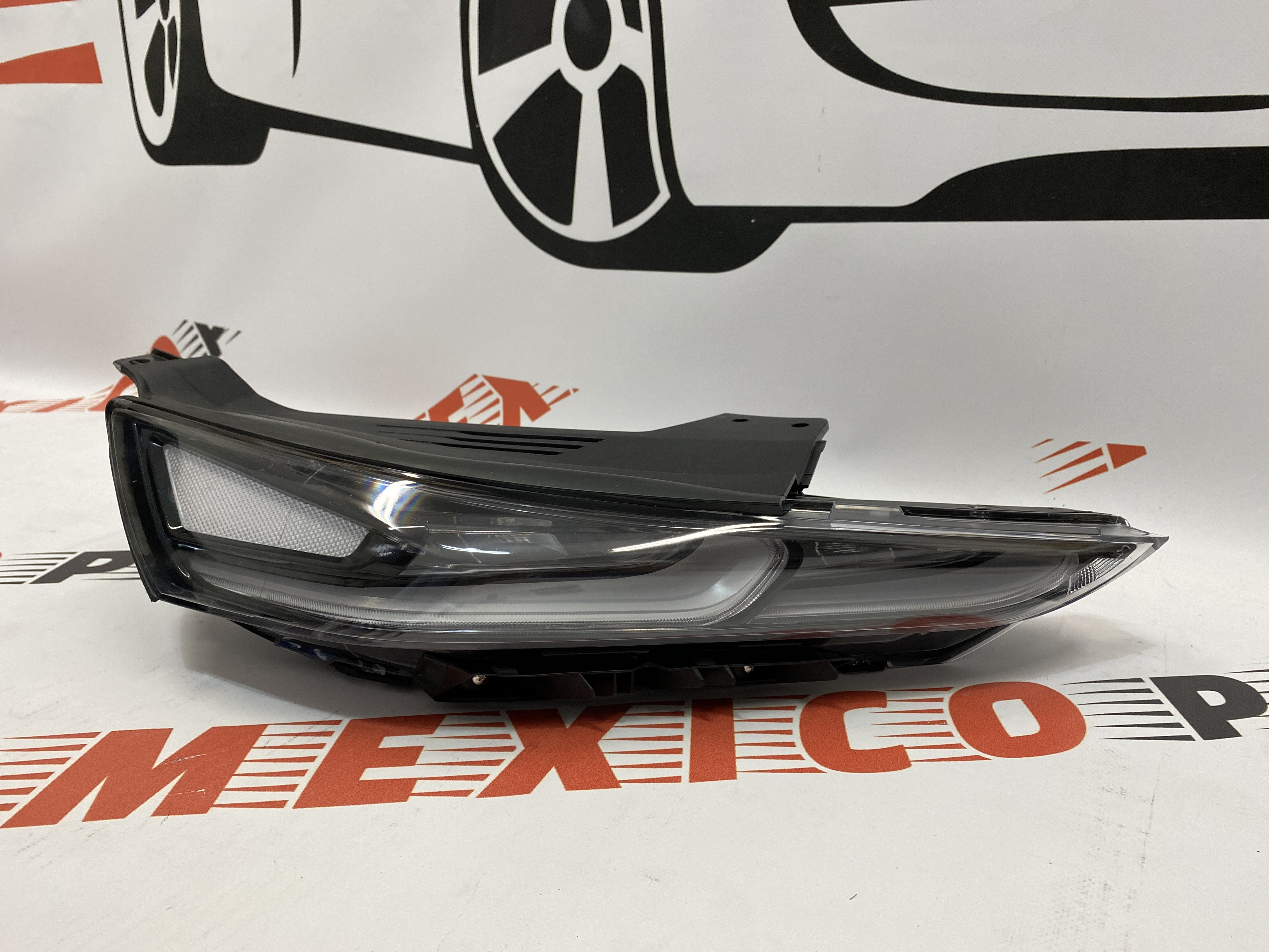 Денний ходовий вогонь правий Hyundai SantaFe 2019-2020 EU (92208-S2000), аналог