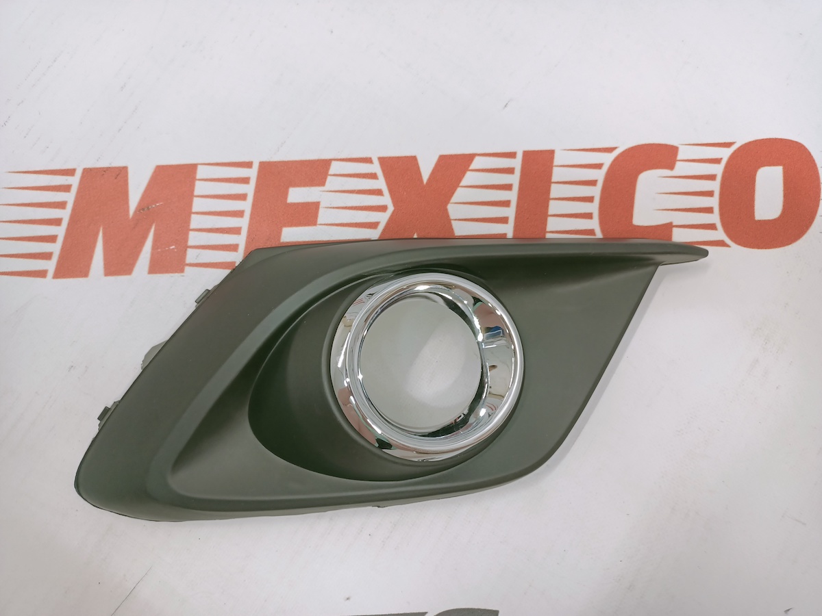 Рамка противотуманной фары с хромом правая Mazda 3 2013-2015 (BJE150C11A), аналог