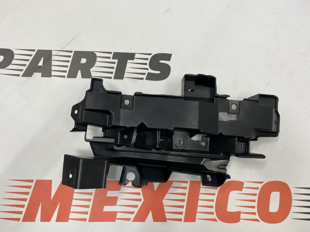 Крепление бампера правое низ Mazda 6 2020- (GSH750103), аналог
