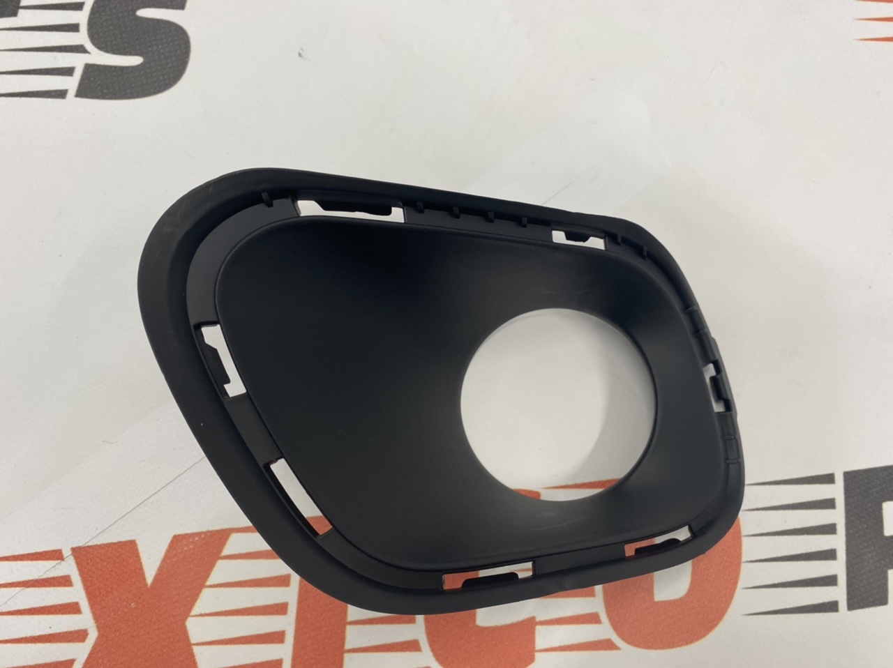 Рамка противотуманной фары левая Jeep Cherokee KL 2014-2018 (68203221AA), аналог
