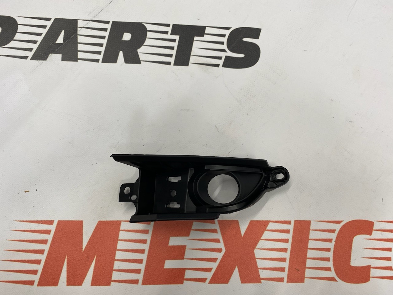 Рамка противотуманной фары левая Mazda CX5 2017-2020, аналог
