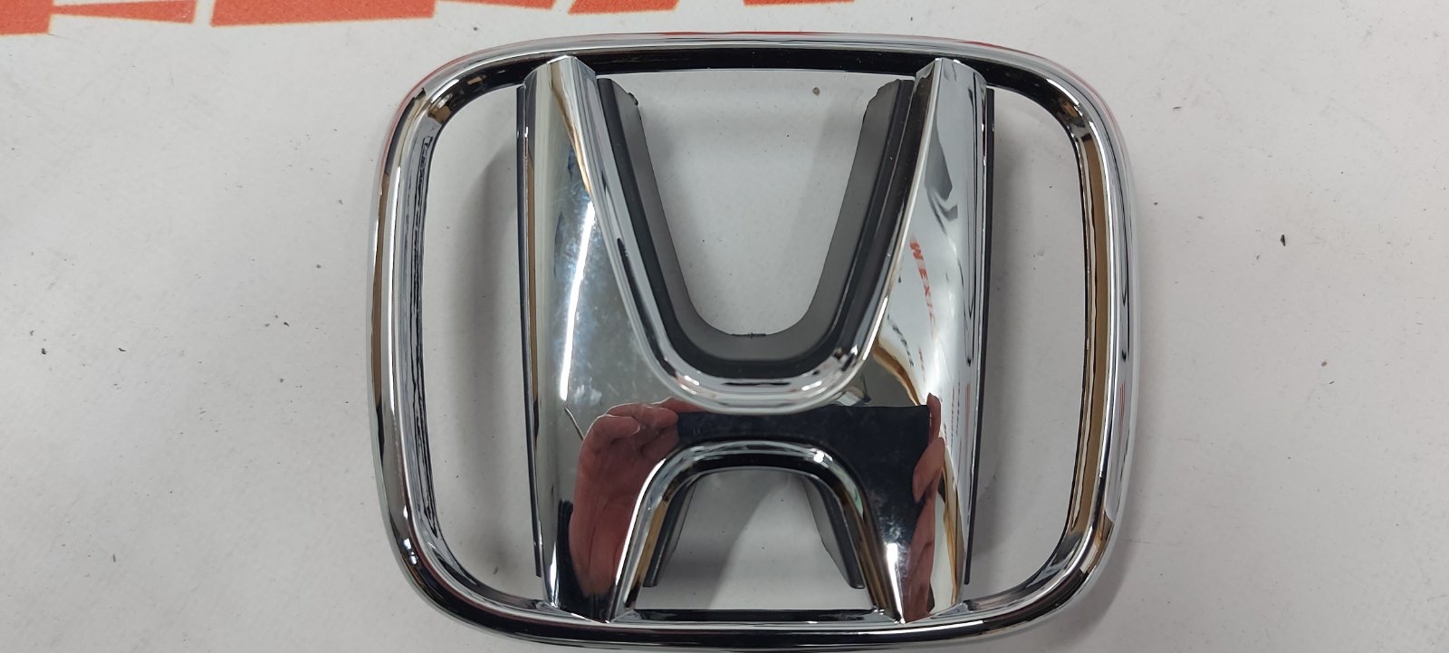 Емблема решітки радіатора  Honda CR-V 2017-2020 (75700-SZW-000), аналог