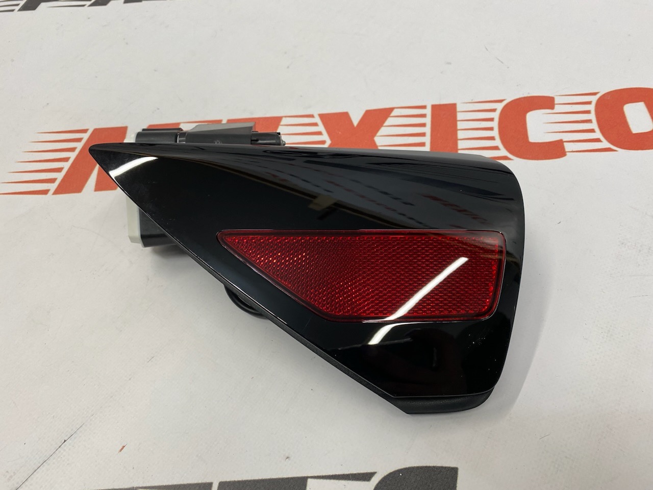 Лючок порта зарядки с электроприводом EU Tesla Model 3 2017-2023 (1505514-00-a), аналог