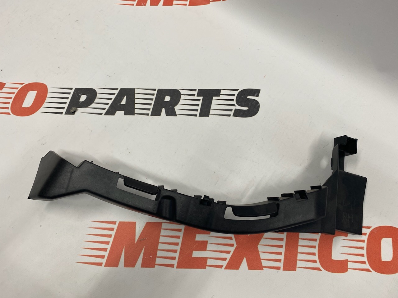 Кронштейн переднего бампера (под фарой) правый Mazda 3 2019-2021 (BDTS- 50151), аналог