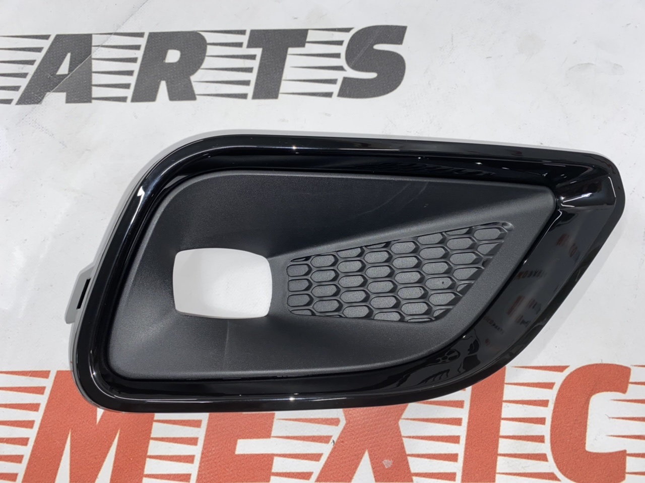 Рамка противотуманной фары глянец правая Jeep Cherokee 2019-(68287998AA), аналог