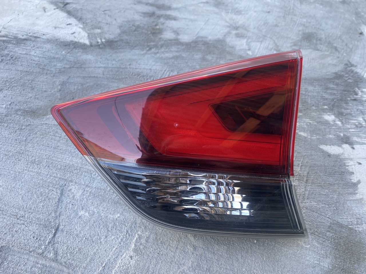 Ліхтар внутрішній правий LED оригінал б/в Nissan X-Trail(Rogue) 2017-2020 (265506FL5A)