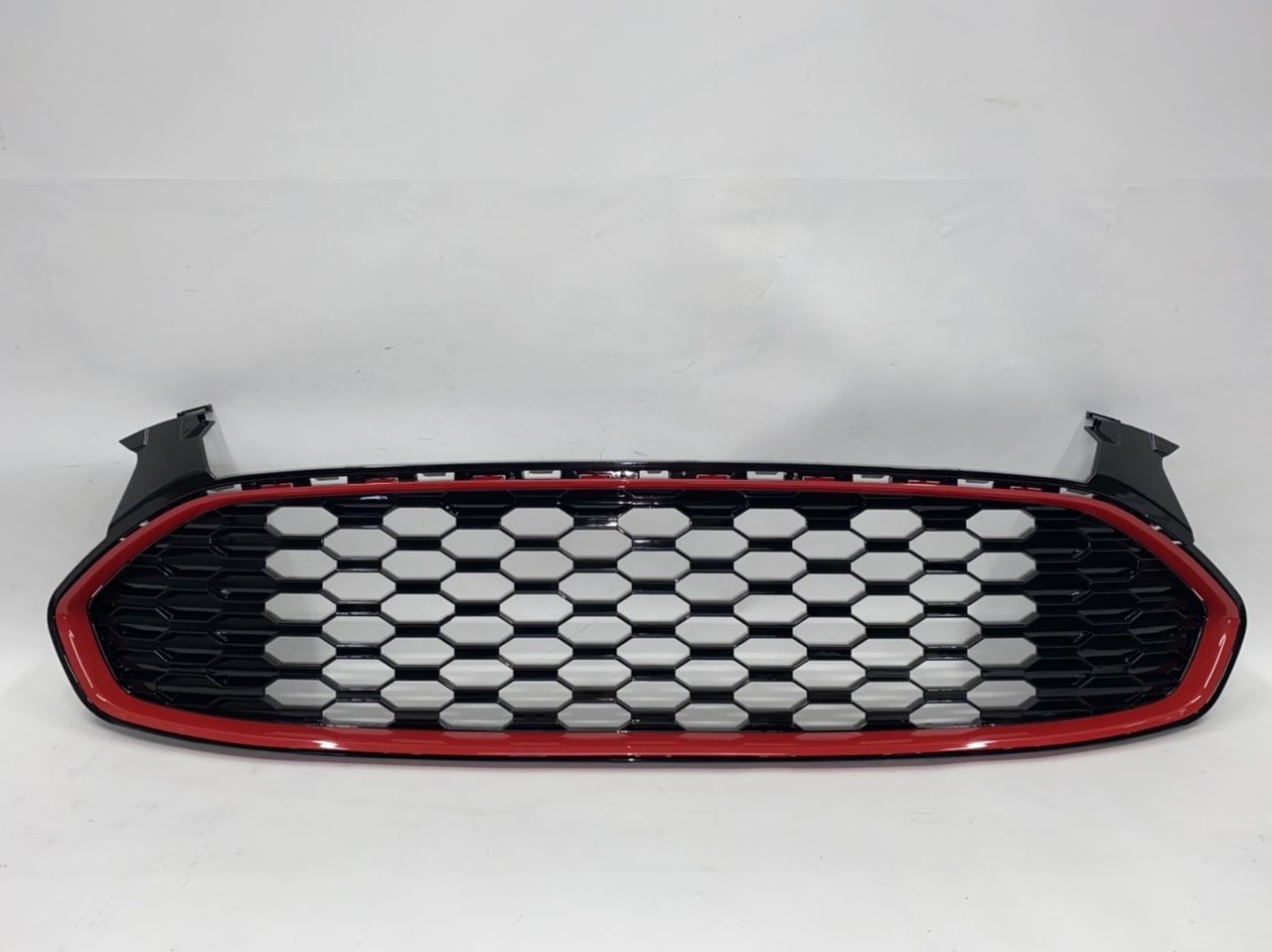 Решітка радіатора   RED Ford Fusion 2013-2016 (DS7Z-8200-BARED), аналог