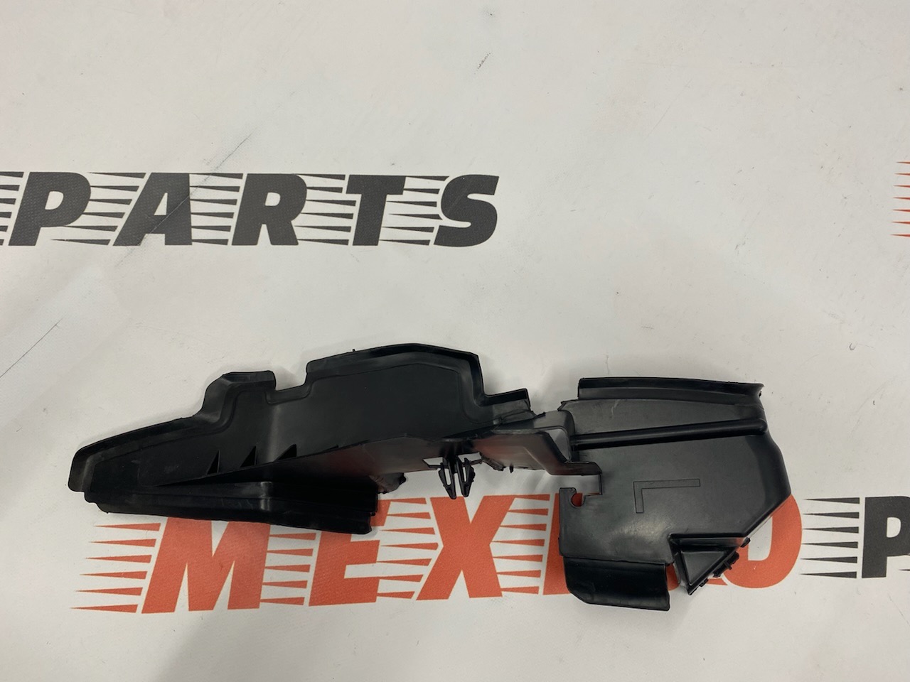 Дефлектор радіатора лівий 1.6 Ford Focus 2012-2019 (F1EB8339AA) аналог