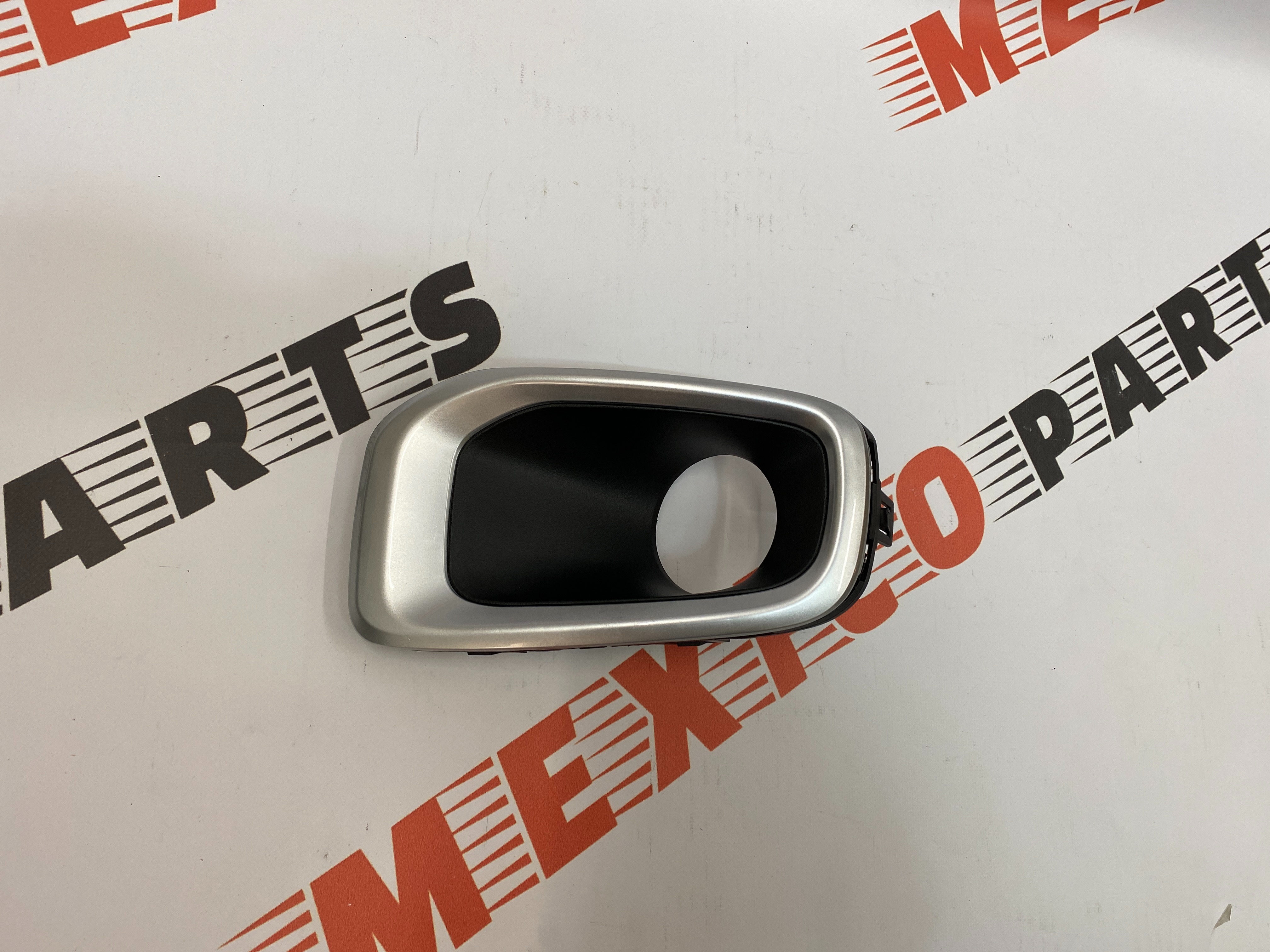 Рамка  противотуманной фары левая (серая) Jeep Renegade 2015-2018 (5XB32XS9AA), аналог