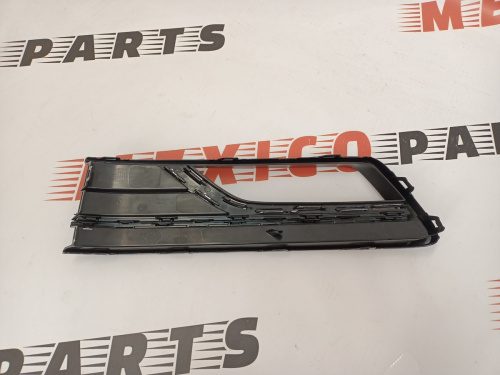 Рамка протитуманної фари права чорна Volkswagen Passat B8 2016-2018 (561854662HRYP), аналог