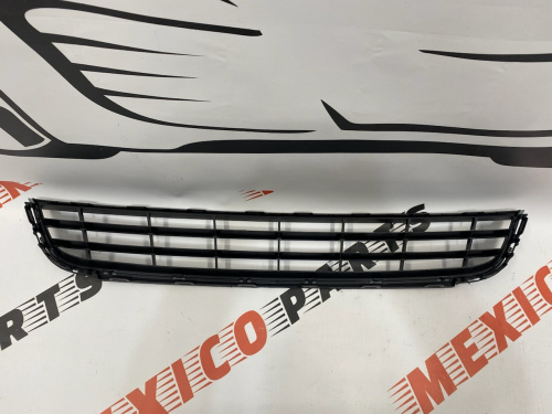 Решітка переднього бампера чорна Volkswagen Jetta 2012-2015 (5C68536779B9), аналог