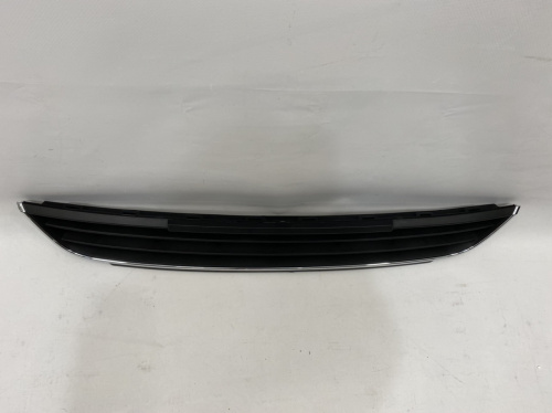 Решітка переднього бампера з подіумом під номер Volkswagen Jetta 2011-2014 (5C68536779B9), аналог