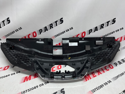 Решітка радіатора Nissan Rogue Sport 2017-2019 (62310-6MA0B), аналог