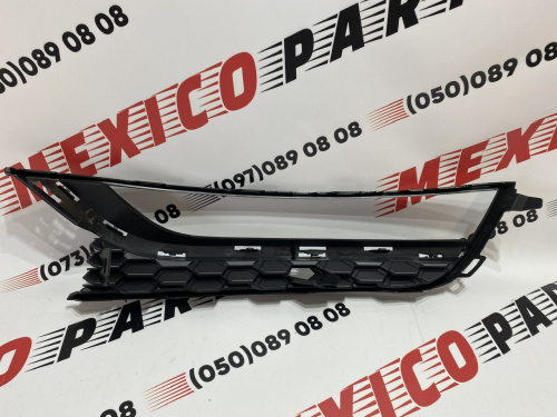 Рамка протитуманної фари без хрома права USA Volkswagen Passat B7 2012-2015 (561853666A9B9), аналог