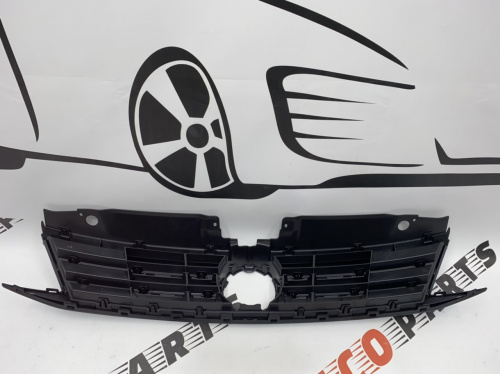Решітка радіатора Volkswagen Jetta 2016-2018 (5C6853651AJZLL), аналог