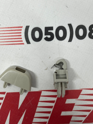 Кріплення сонцезахисного козирка Passat B9 2019- (8W0857562A QE2), аналог