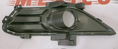 Рамка протитуманної фари права матова Ford Fusion 2013-2016 (DS7Z-17B814-BB), аналог