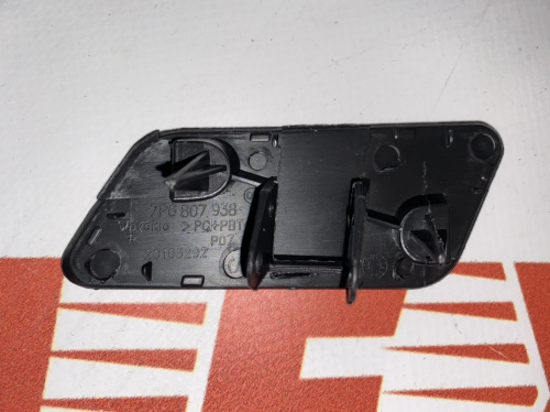 Заглушка омивача фари права Volkswagen Touareg 2011-2014 (7P6807368GRU), аналог