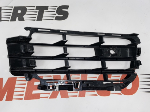 Решітка переднього бампера ліва Volkswagen Touareg 2011-2014 (7P68546619B9), аналог
