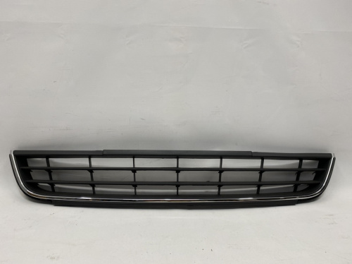 Решітка переднього бампера з подіумом під номер Volkswagen Jetta 2011-2014 (5C68536779B9), аналог