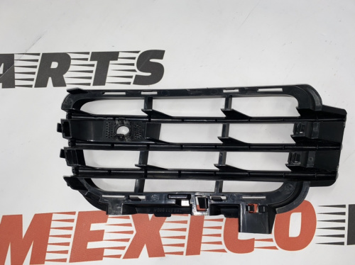 Решітка переднього бампера права Volkswagen Touareg 2011-2014(7P68546629B9), аналог