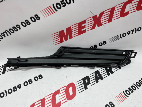 Решітка переднього бампера права з хромом Volkswagen Golf 7 (5G0854662RYP), аналог